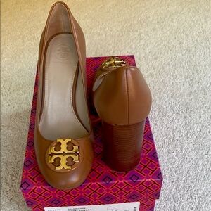 Tory Burch Royal Tan brown leather pump with gold size 6.5